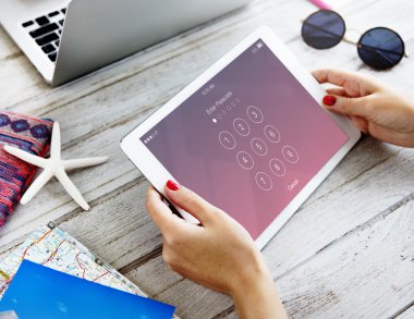 dijital tablet kullanan kadın