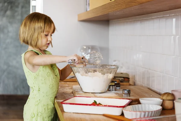 Meisje maken van deeg voor zelfgemaakte cookies — Stockfoto