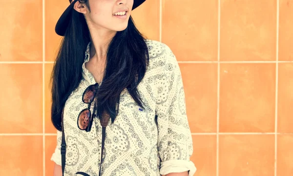 Красивая азиатка в шляпе — стоковое фото