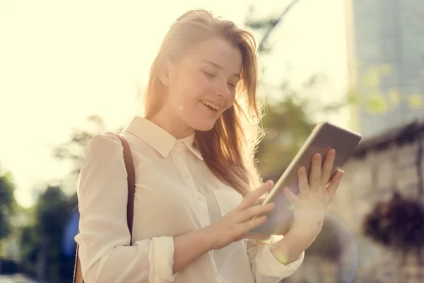 Fille en utilisant une tablette numérique — Photo