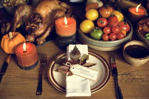 즐거운 추수 감사절 터키와 테이블 — 스톡 사진