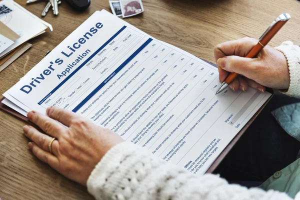 Person schreibt auf Papier Antrag — Stockfoto