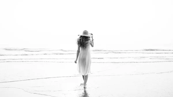 Hermosa mujer en sombrero de verano — Foto de Stock