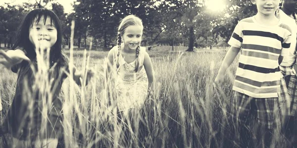 Kinder spielen im Freien — Stockfoto