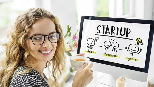 Woman working with computer — Stock Photo, Image