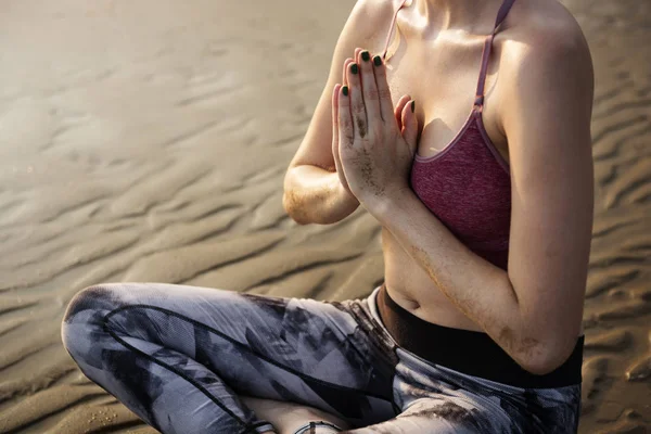 女人在做瑜伽冥想 — 图库照片
