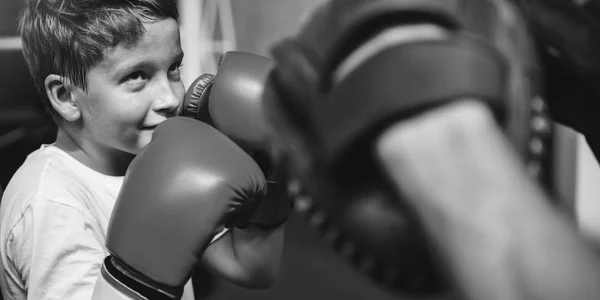 Pojke boxning övning — Stockfoto