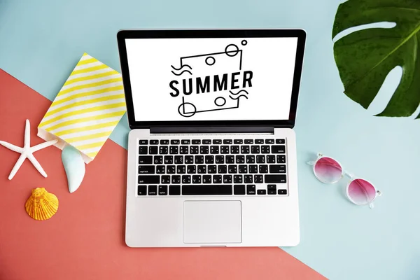 Laptop och sommar kollektion — Stockfoto