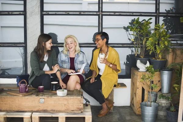 Vrouwen die koffie drinken — Stockfoto