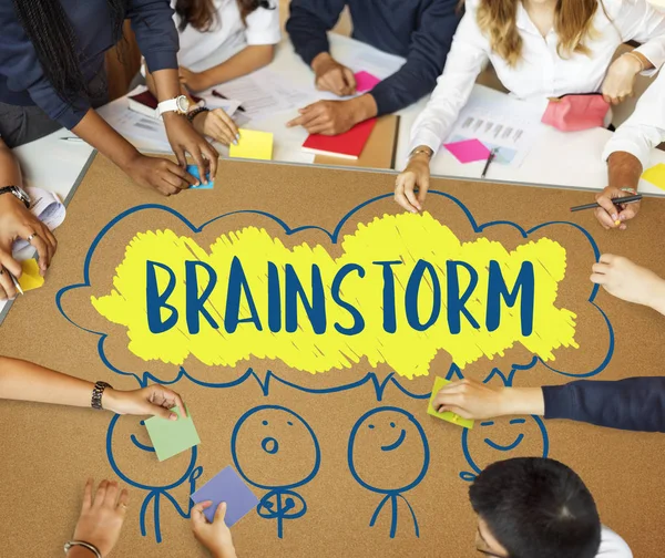 Grupp elever brainstorming idéer — Stockfoto
