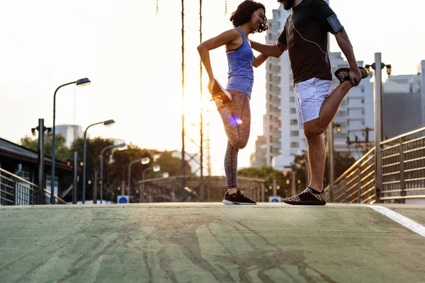 Sportliches Paar streckt sich auf der Straße — Stockfoto