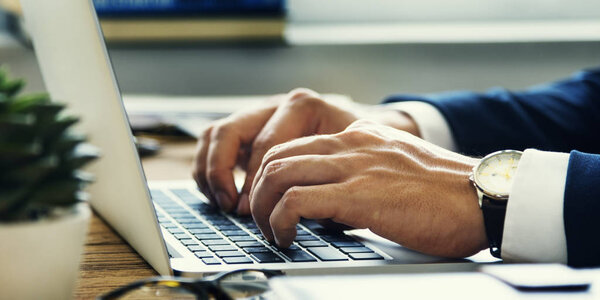 Бизнесмен использует ноутбук на работе