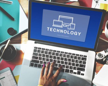 bilgisayar ile çalışan kadın