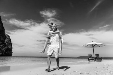 Çiftler sahilde eğleniyor.