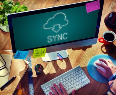 Bilgisayar kullanan adam 