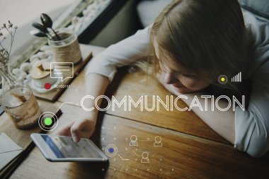 Akıllı telefon kullanan kadın