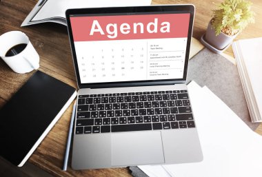 ekranda metin olan dizüstü bilgisayar