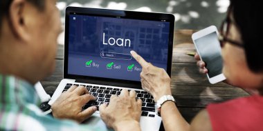 Dizüstü bilgisayar kullanan çift 