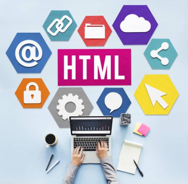 laptop ile çalışan kişi 