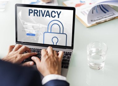 tipik dizüstü klavye üzerinde işadamı