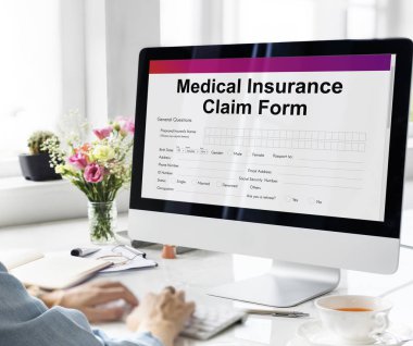 bilgisayar ile çalışan kadın