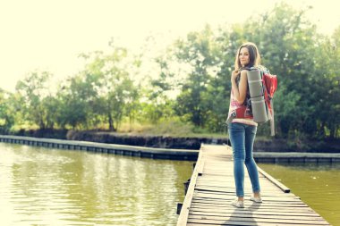 sırt çantası ile genç kız