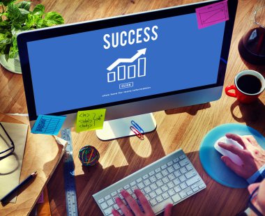 Bilgisayar kullanan adam 