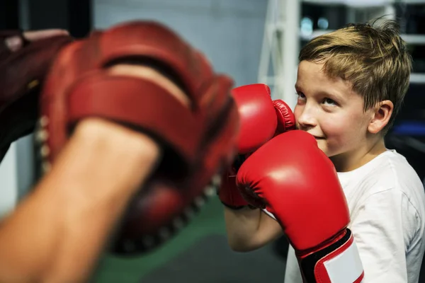 Jongen trainingsoefening Boksen — Stockfoto