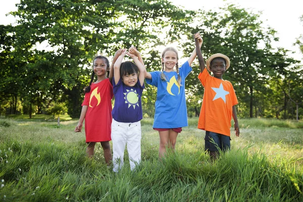 Multi-etnisch kinderen buitenshuis — Stockfoto