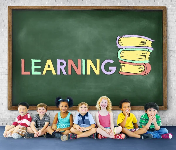 Diversidad Niños sentados juntos — Foto de Stock