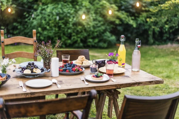 Mesa servida con comida para el almuerzo — Foto de Stock