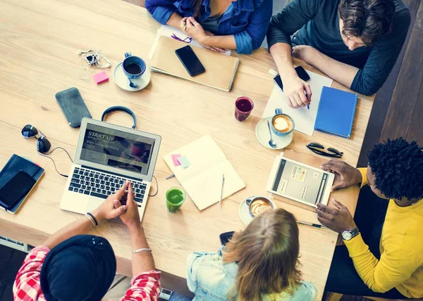 Students learning together — Stock Photo, Image