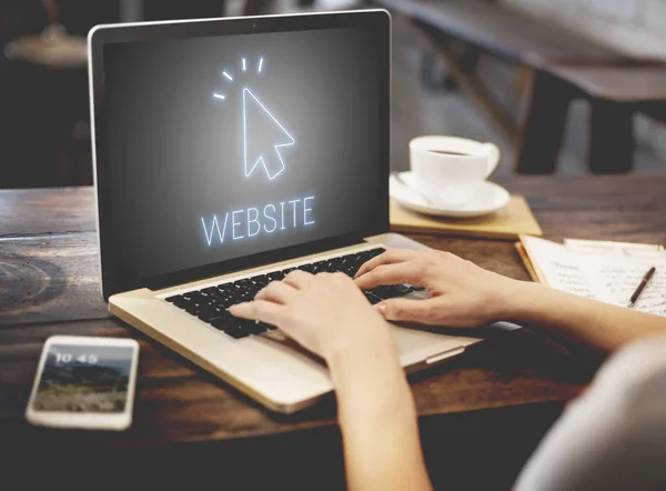 Vrouw in café werken met laptop — Stockfoto