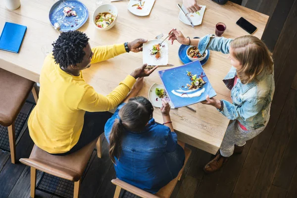 Estudiantes almorzando en la cafetería — Foto de Stock