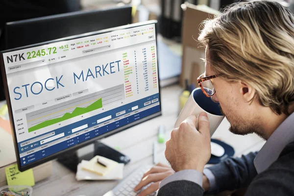 Hombre de negocios usando computadora — Foto de Stock