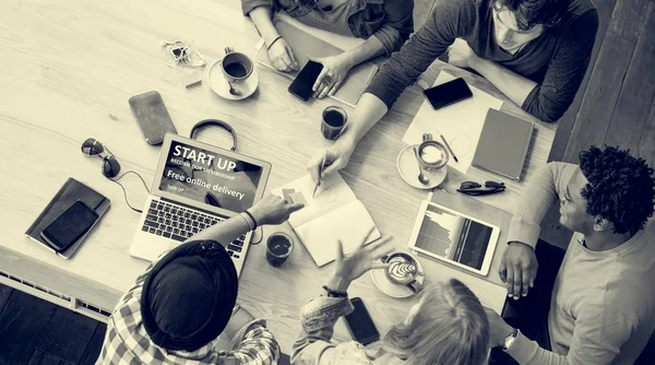 Estudiantes aprendiendo juntos — Foto de Stock