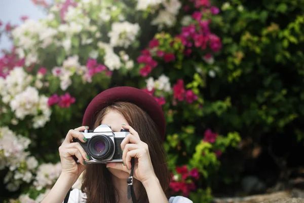 Bela menina fotógrafa — Fotografia de Stock