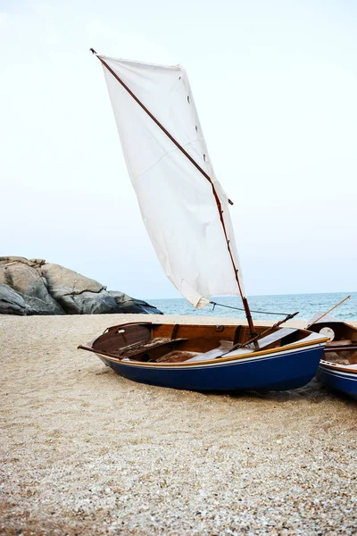 Segelbåtar på sandstrand — Stockfoto