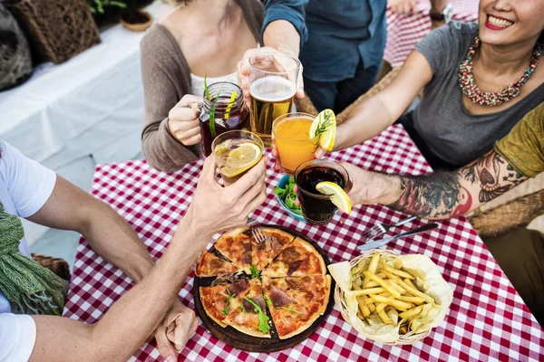 Grupp av personer på fest — Stockfoto