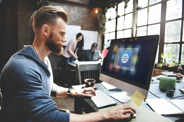 Homem bonito que trabalha com computador — Fotografia de Stock