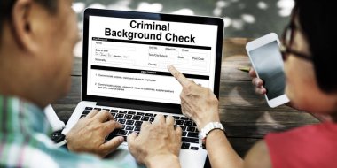 Dizüstü bilgisayar kullanan çift 