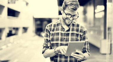 Dijital aygıt kullanan adam 