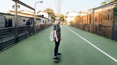 güzel kadın binicilik kaykay