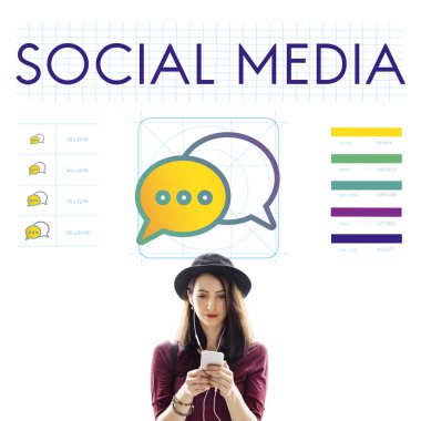 Dijital aygıt kullanan genç kadın