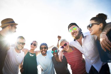 hugging sahilde insanlar