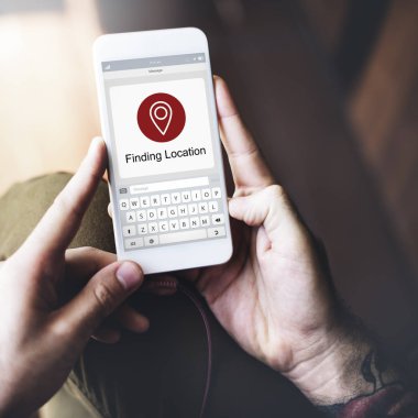 Akıllı telefon kullanan adam.