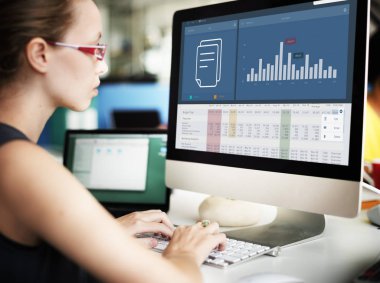 Bilgisayarda çalışan iş kadını 