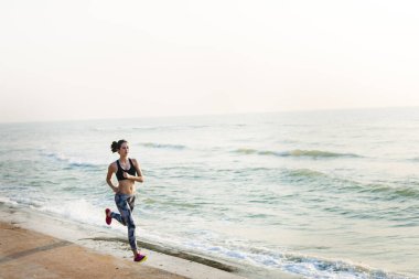 Kumsalda koşan kadın