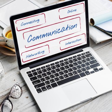 ekranda metin olan dizüstü bilgisayar