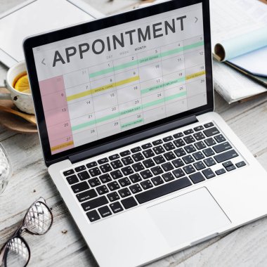 ekranda metin olan dizüstü bilgisayar